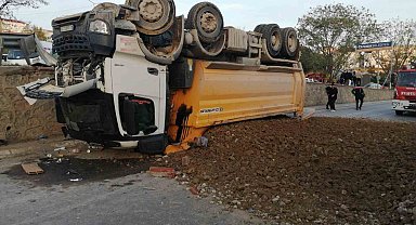 Pendik'te hafriyat kamyonu bariyerleri aşıp yola devrildi: 1 yaralı