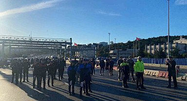 Polis ekiplerinden 15 Temmuz Şehitler Köprüsü'nde Atatürk'e saygı duruşu