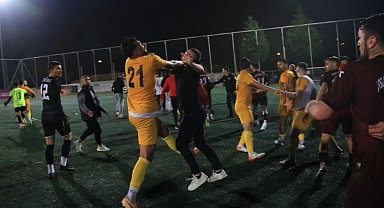 Sahaya atlayan taraftara futbolcu tokadı