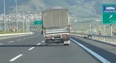 Savrulan kamyonet otobanda yürekleri ağza getirdi