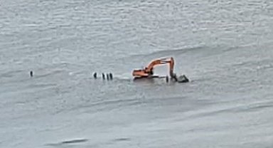 Sazlıdere Barajı'nda soktukları traktör akıntıya kapılarak suya saplandı