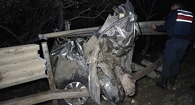 Şeker pancarı yüklü tır 2 kişinin bulunduğu otomobili ezdi geçti: 1 ölü, 2 yaralı