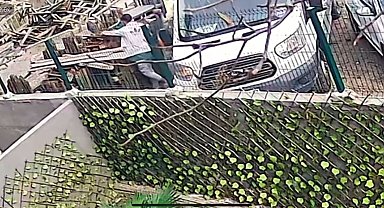 Servis minibüsüyle gelip 20 bin liralık inşaat malzemesi çalan şahıs kamerada