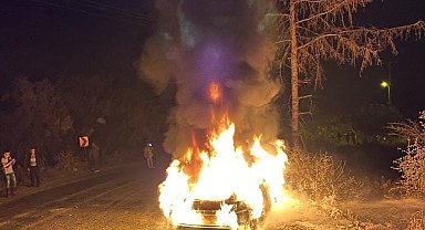 Seyir halindeki otomobil alev topuna döndü, sürücü canını zor kurtardı