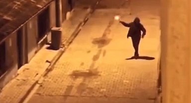 Sokakta havaya ateş eden maganda kamerada