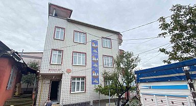 Su giderini temizlemek için çıktığı çatıdan düştü