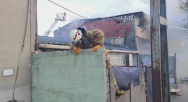 Sultangazi'de 2 katlı binanın çatı katından alevler yükseldi: 3 yaralı