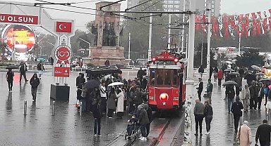 Taksim'de sağanak yağış vatandaşlara zor anlar yaşattı