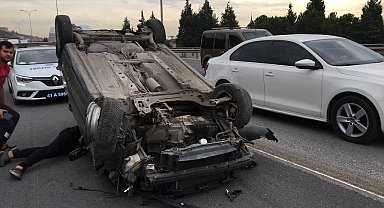 TEM'de kontrolden çıkan otomobil takla attı: 3 yaralı