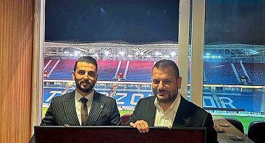 Trabzonspor Başkanı Ertuğrul Doğan'a isminin yazılı olduğu işlemeli kılıç hediye edildi