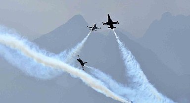 Türk Yıldızları Antalya'da nefes kesti