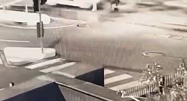 Ümraniye'de polise çarpıp kaçan sürücü kamerada