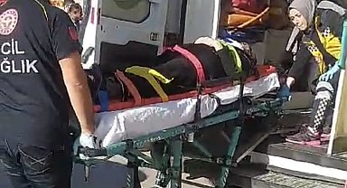 Yaralı eşinin elini hiç bırakmadı