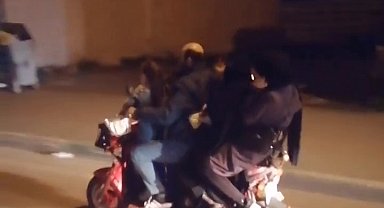 Yarım düzine bir motosiklete bindiler