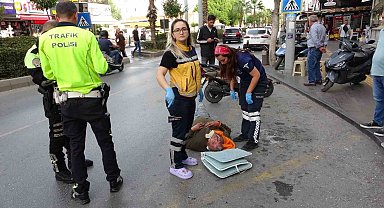 Yayalara yol veren otomobile motosiklet arkadan çarptı: 1 yaralı