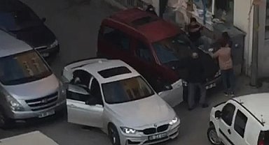 Yol verme tartışması caddeyi boks ringine çevirdi... O anlar kameraya böyle yansıdı