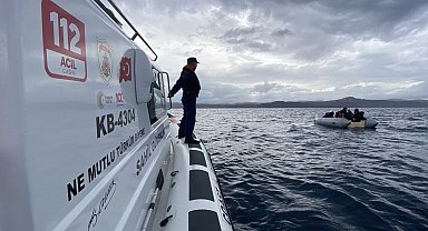Yunan unsurlarınca ölüme terk edilen 23 kaçak göçmen kurtarıldı