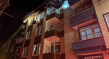 Zeytinburnu'nda 3 katlı binanın terası çöktü
