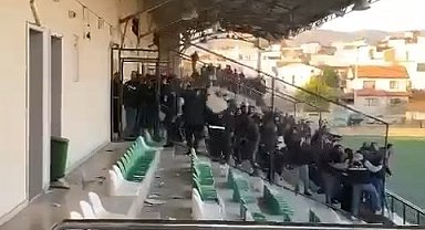 Amatör maçta koltuklar havada uçuştu