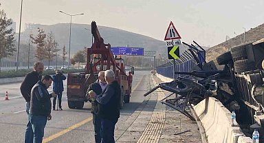 Ankara'da servis otobüsü devrildi: 2 yaralı