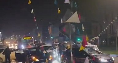 Asker konvoyu yolu kapattı, çiftetelli oynadılar