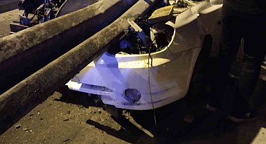Ataşehir'de sürücüsünün kontrolünden çıkan otomobil bariyere girdi: 1 yaralı