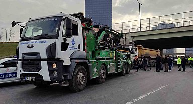 Basın Ekspres Yolu'nda zincirleme kaza: Hafriyatlar yola saçıldı