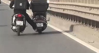 Bayrampaşa'da tehlikeli yolculuk kamerada, ayağıyla motosikleti itti