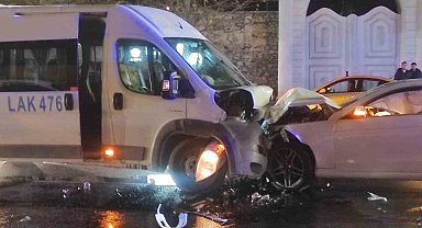 Beşiktaş'ta servis minibüsü ve otomobil kafa kafaya çarpıştı: 9 yaralı