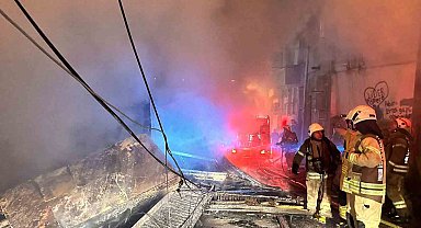 Beyoğlu'nda 3 katlı ahşap bina alevlere teslim oldu