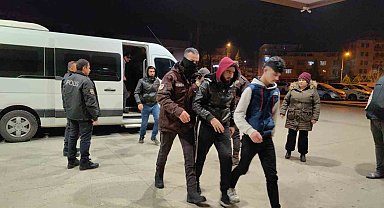 Bir evde 13 kaçak