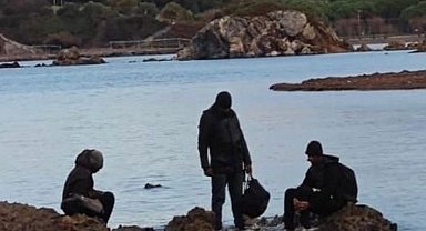 Botları batınca mahsur kalan göçmenler Deniz Polisine yakalandı