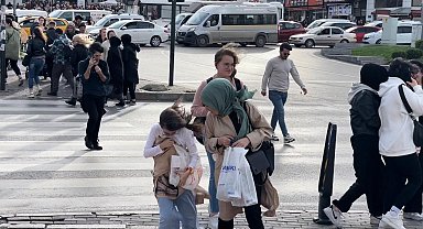 Bursa'da etkili rüzgar vatandaşlara zor anlar yaşattı