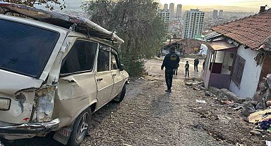 Çöp kamyonu gecekondunun çatısına uçtu