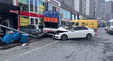 Direksiyon hakimiyetini kaybeden sürücü ortalığı birbirine kattı