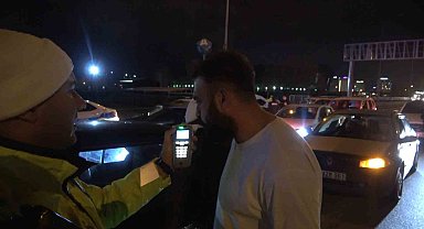 Direksiyonda alkollü yakalandı, pavyona gidemediği için üzüldü