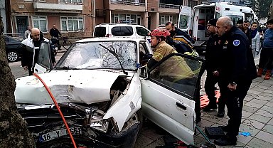 Direksiyonda fenalaşarak ağaca çarpan kamyonetin sürücüsü hayatını kaybetti