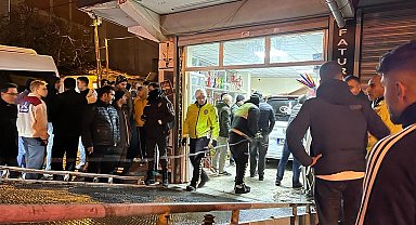 Esenyurt'ta araç tütüncü dükkanına girdi: 2 yaralı