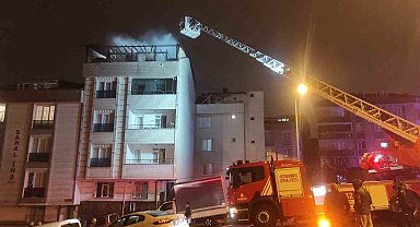 Esenyurt'ta binanın çatısı alev alev yandı