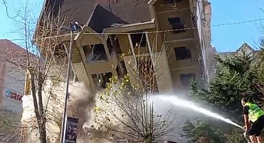 Esenyurt'ta yıkımı yapılan bina bir anda çöktü