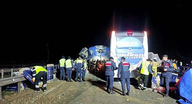 Eyüpsultan'da yolcu otobüsü ile tır çarpıştı: 1 ölü, 31 yaralı
