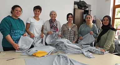 Gazzeli Çocuklar İçin Battaniye ve Kıyafet Dikiyorlar