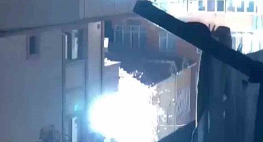 İstanbul'da elektrik tellerinin patladığı anlar kamerada: Geceyi gündüze çevirdi