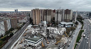 İstanbul'un 33 yıllık E-5 manzarası değişiyor, iki binanın yıkımı havadan görüntülendi