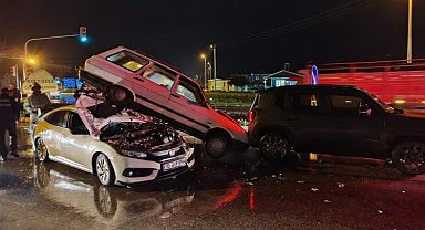 İzmir'deki trafik kazasında araçlar üst üste çıktı