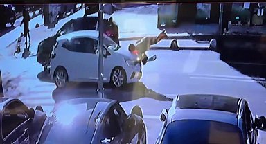 Kadıköy'de yolun karşısına geçen kadına otomobilin çarptığı kaza kamerada