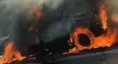 Kamyonet yol ortasında alev topuna döndü