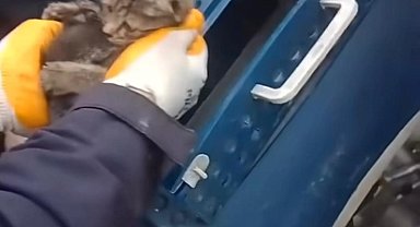 Kaputa giren kediyi itfaiye ekipleri kurtardı