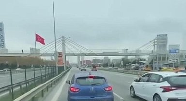 Kartal'da sol şeritte ambulansa yol vermeyen sürücü kamerada