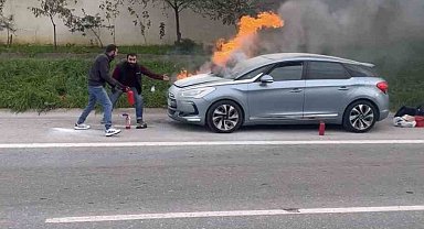 Kartal'da yanan aracı söndürmek için vatandaşlar seferber oldu